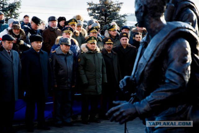 Памятник героям фильма "Они сражались за Родину" установили у здания Министерства обороны