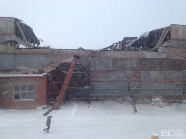 В Екатеринбурге из-за снега обрушилась крыша оборонного завода