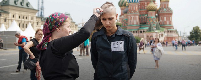 Новый перфоманс: Художницу задержали возле Кремля за пребывание «в общественном месте в виртуальной реальности»