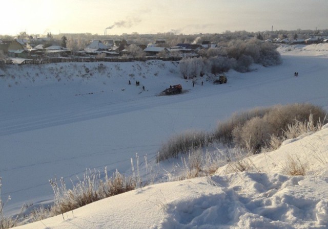 В Павлодарской области рабочие приехали вытаскивать провалившуюся под лед Ниву, но что-то пошло не так.