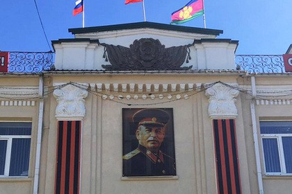 На здании белореченской администрации повесили портрет Сталина