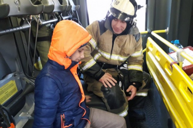 Ростовские пожарные приехали к сироте, звонившему в МЧС от одиночества