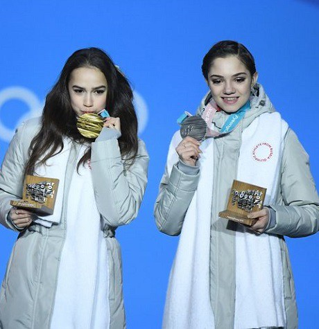 Евгения Медведева раскрыла секрет белых шарфов на олимпиаде