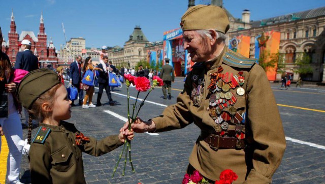 «Этих псевдопатриотов в окоп бы на неделю». Что думают ветераны о сегодняшних "символах" празднования Дня Победы