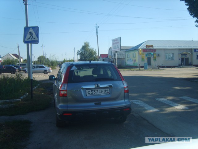 Очередное наглое хамство при парковке. Один уехал, другой встал. И конца этому нет