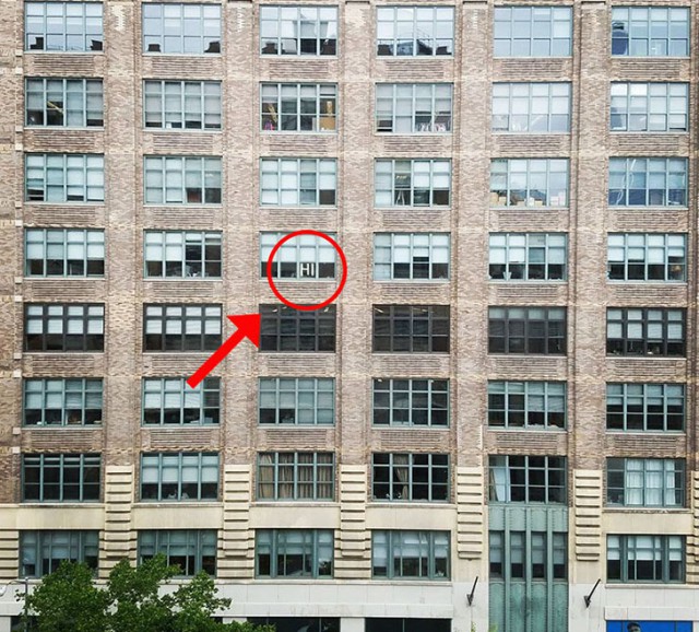 Значит, война: битва стикеров между двумя офисными зданиями