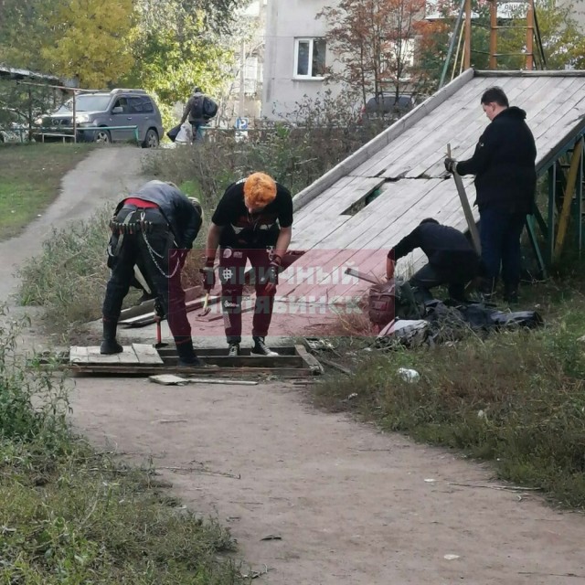 Панки отремонтировали детскую горку в одном из российских дворов