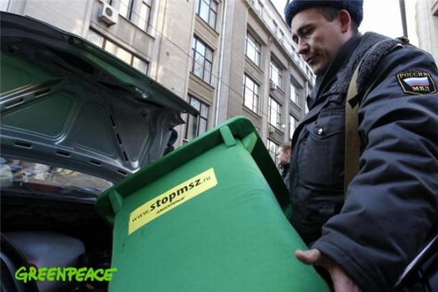Доблестная милиция и Greenpeace 2