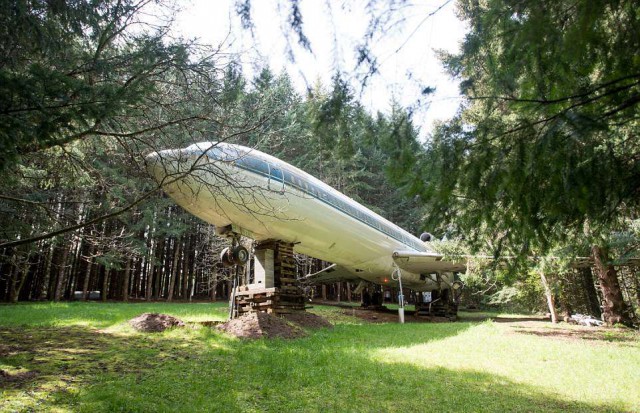 Американец купил старый Boeing за $220 000 и живет в нем в орегонском лесу