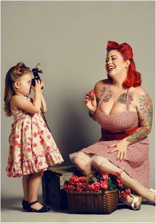 Эротический ретро фотосет толстушки в красном с цветком в волосах