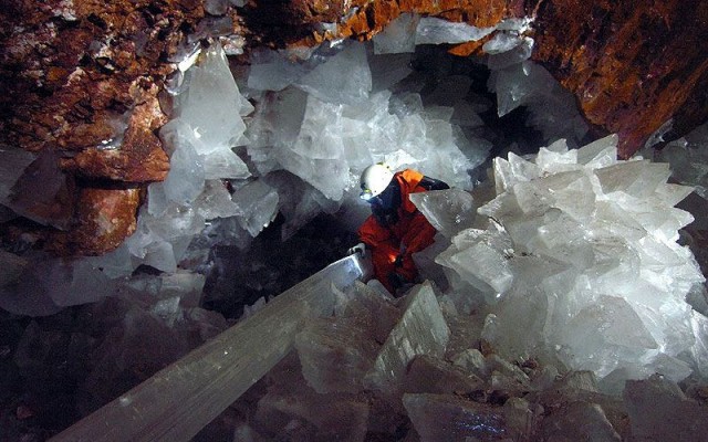 В глубине кристальной пещеры!