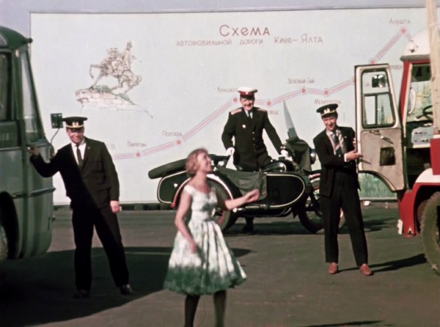 Киев и советский автотрафик 1962 года в фильме "Королева бензоколонки"