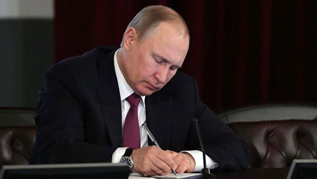 Путин подписал закон о блокировке в интернете сведений, порочащих честь