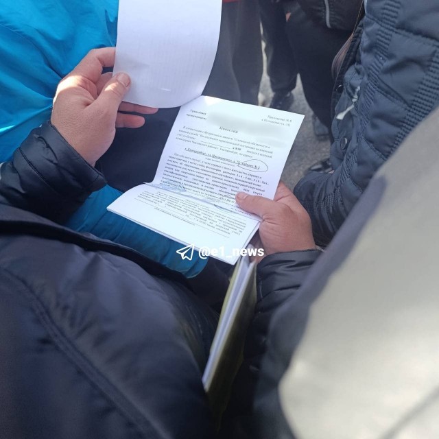 Мигрантам, которые пришли в ГИБДД в Екатеринбурге, вручают повестки