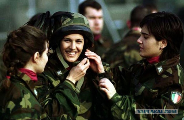 Девушки в армии разных стран мира