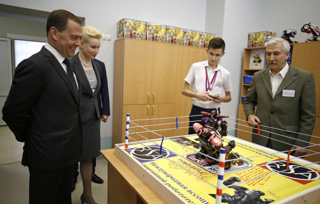 Жители Краснодара горячо приветствуют премьер-министра Дмитрия Анатольевича Медведева, стоя в многочисленных заторах