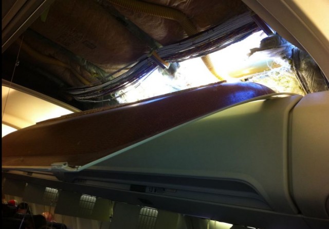 Инцидент с Боингом 737 - дыра в крыше!