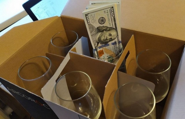 Минчанка продала коробку с бокалами, забыв о том, что в ней спрятано $13 000