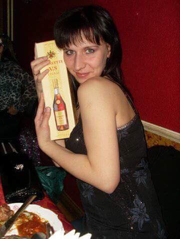 «В сексуальной позе, с бутылкой в руках». Сотрудница полиции на Урале выложила в Сеть фривольные снимки