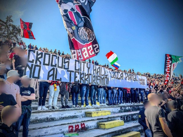 Фанаты итальянского футбольного клуба Lucchese почтили память погибших во время теракта в «Крокусе»