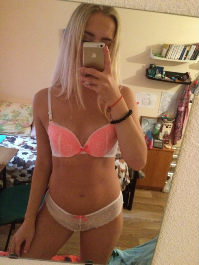 Молодая блондинка в нижнем белье с селфи палкой фото