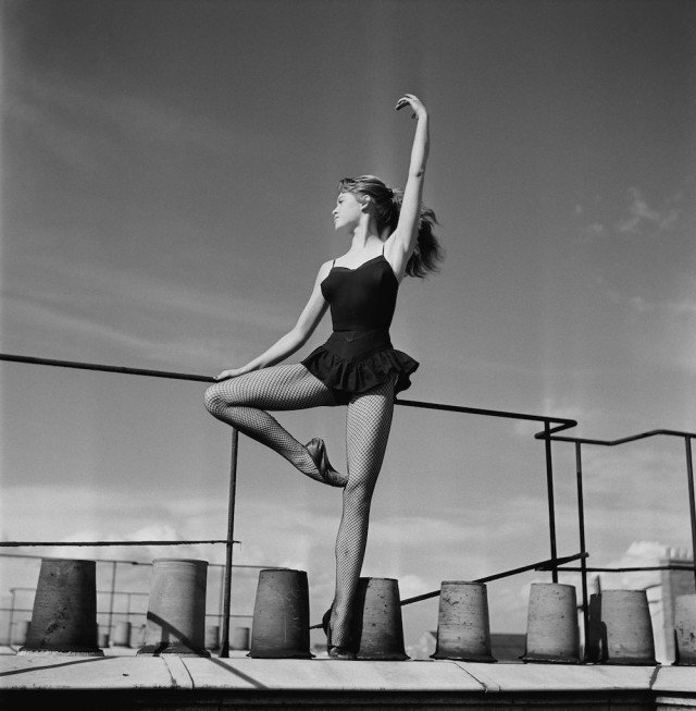 18-летняя Бриджит Бардо танцует на крыше