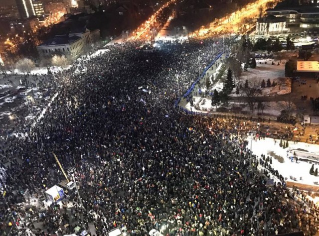 В Румынии 250 тысяч человек вышли на демонстрации против снятия обвинений с коррупционных чиновников