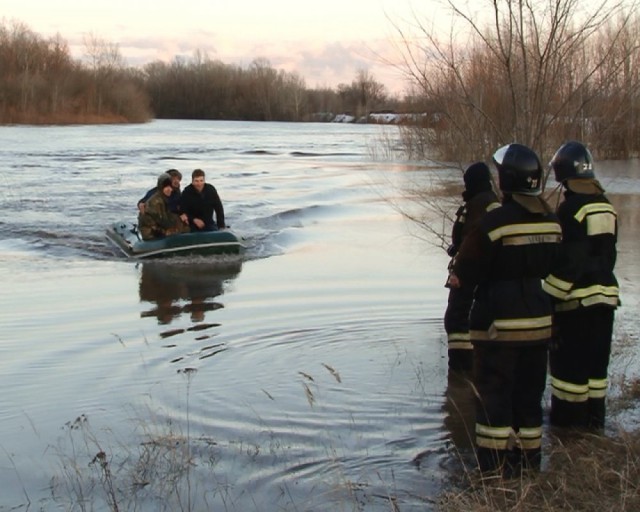 Двоих жителей Оренбургской области унесло рекой на бревне во время попытки сделать селфи
