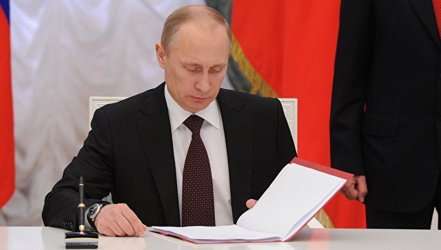 Путин подписал закон о поправках в Трудовой кодекс