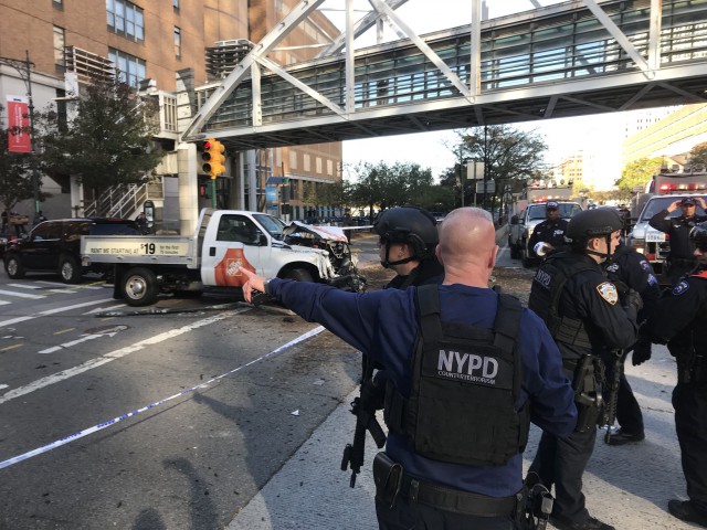 На Манхэттене грузовик врезался в группу велосипедистов. Слышались выстрелы