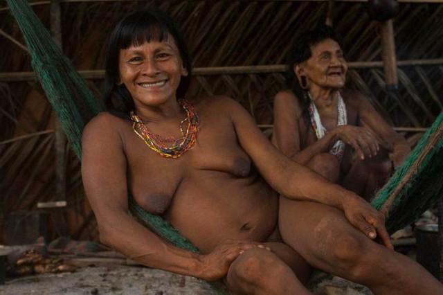 Племя Амазонки, мужчины которого лазят по деревьям и охотятся на обезьян