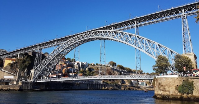 В Португалии обнаженная девушка прыгнула с 45-метрового моста...