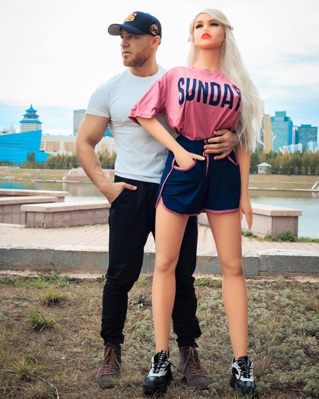 Чувак из Казахстана собирается жениться на секс-кукле