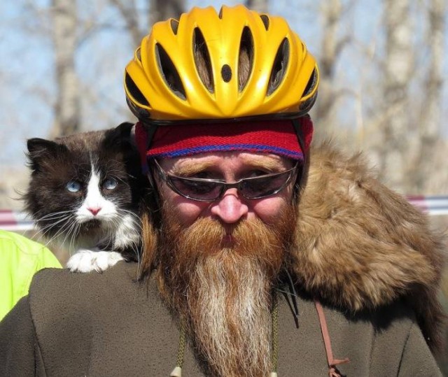 С котом на плече и на велосипеде