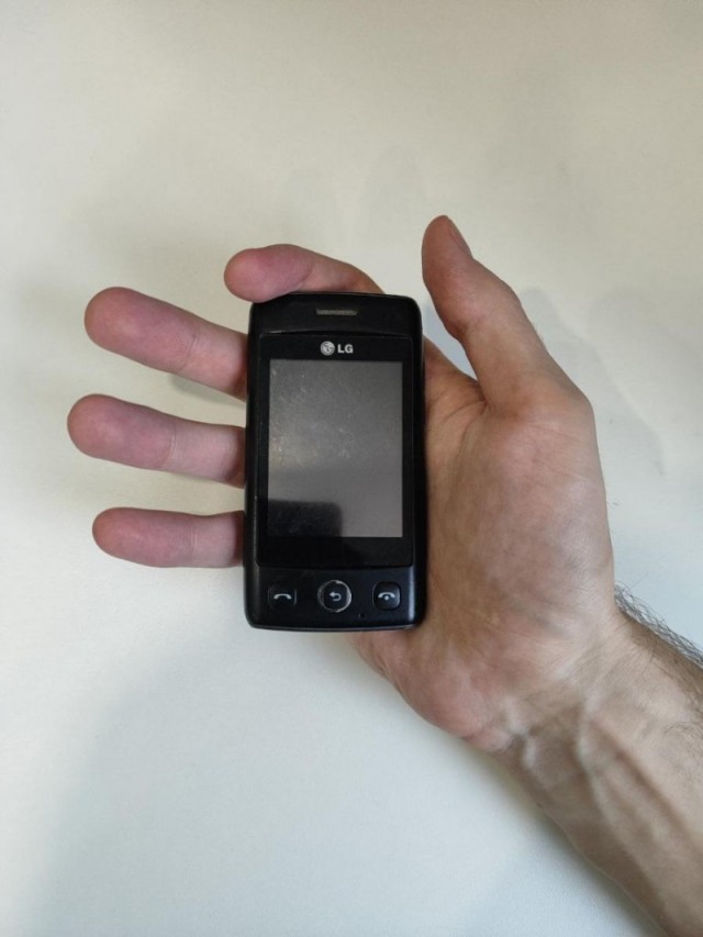 Малыш из прошлого - крошечный тачфон из 2010 в современных реалиях