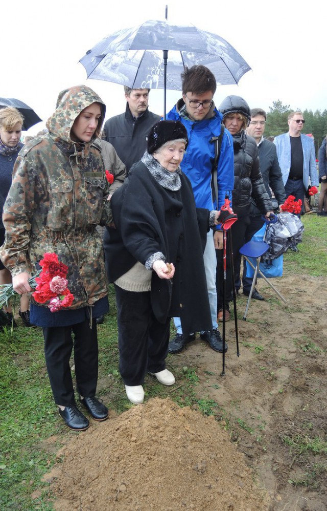 Дочь на могиле отца-солдата. Встреча через 75 лет