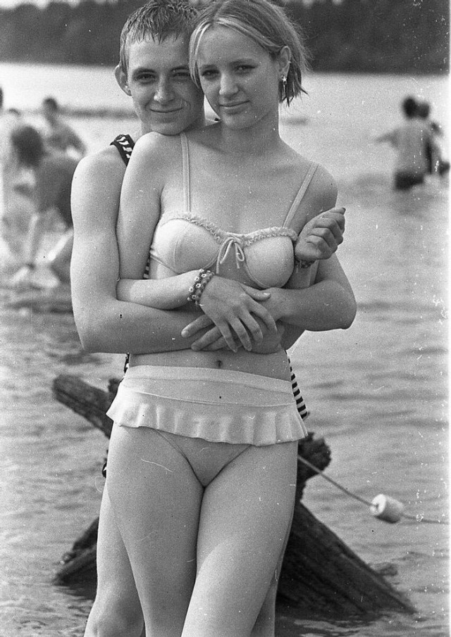 Молодая пара отдыхает на берегу реки. СССР, Сыктывкар, 1980-е