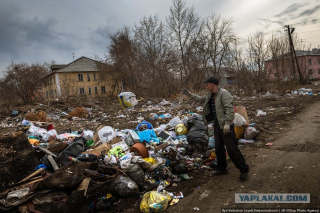 В Пскове жители многоэтажки пожаловались на детей, которые убрали мусор у них во дворе