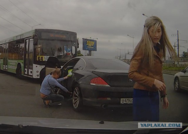 Одна Киска на ВАЗе бортанула другую Киску на тонированном BMW... Что делать?