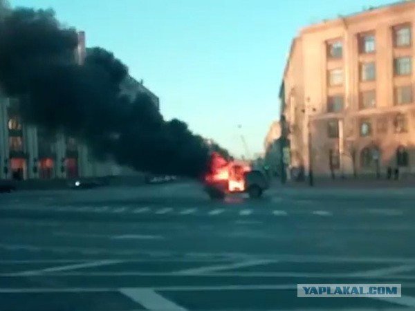 Дальнобойщики сожгли машину у Смольного в знак протеста