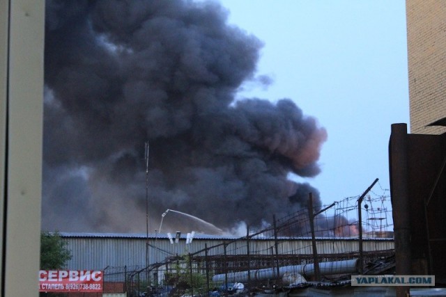 Пожар в Москве: дым виден за несколько километров