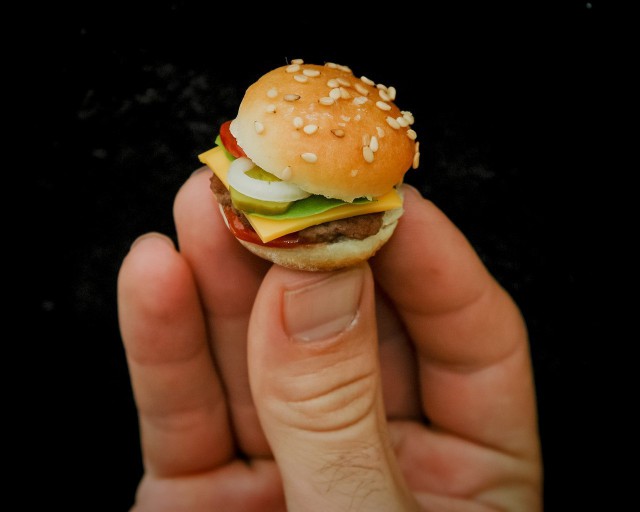 Российский «Бургер Кинг» уменьшил размер второй котлеты в двойных бургерах. В сети объяснили это «новыми стандартами»