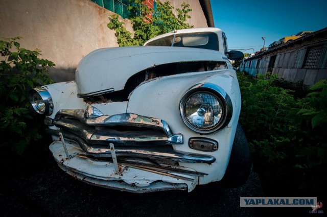 Прогулка по гаражам закончилась находкой старых заброшенных советских ☭ автомобилей