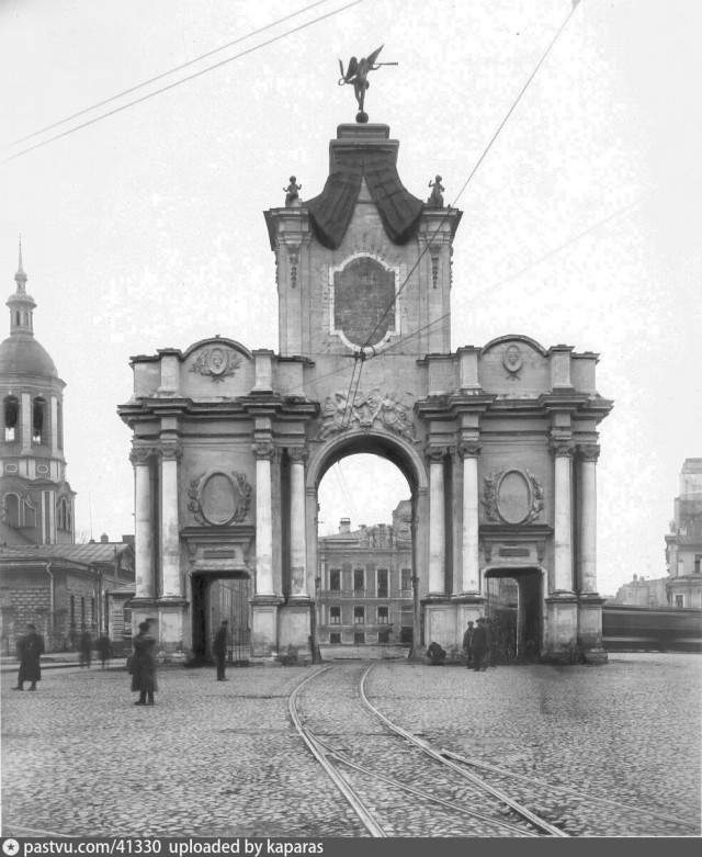 Площадь Красные ворота: откуда взялось такое название и как она выглядела раньше