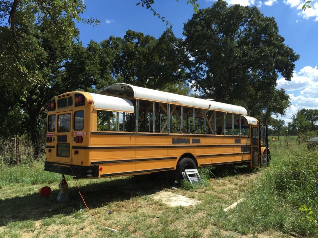 Превращение школьного автобуса в дом на колёсах