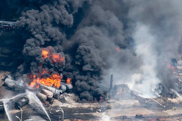 Поезд-беглец: как огненное цунами превратило город в выжженную землю