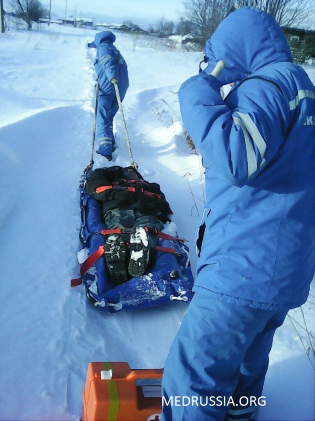 Республика Коми: медики "скорой" тянут пациента по снегу на своих плечах