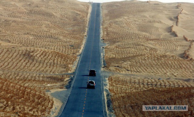 Как китайцы построили 500 км дороги через пустыню