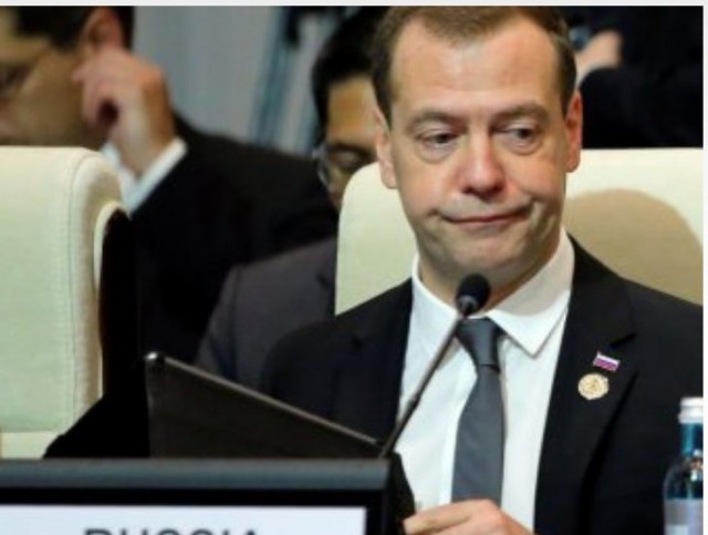 СМИ: Медведев ведет страну к пенсионному краху, подобно тому, как это происходит в США