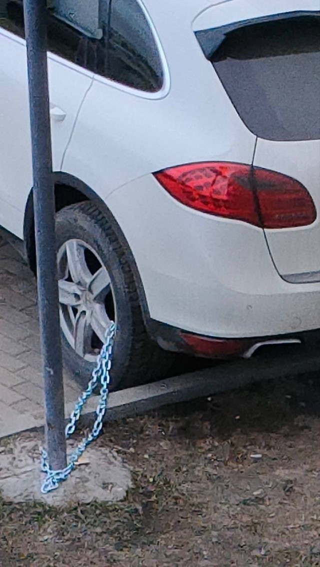 В Химках мужчина припарковался в неположенном месте, снял номера и прицепил машину к столбу